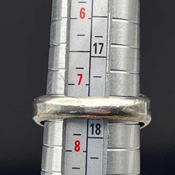 Sterling Silver Split Shank Shadowbox Ring with green stone - Picture 9 of 10